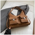 Détail du sac léopard avec poches avant et surpiqûres blanches contrastées élégantes - Marron