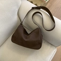 Minimalistische dunkelbraune Wildleder Hobo Bag mit verstellbarem Gurt auf Sofa - Kaffee ohne Anhänger