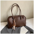 Borsa tote marrone a grana litchi con ciondolo a forma di cane e tracolla lunga elegante - Caffè con Ciondolo