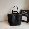 Detalle de bolso tote negro de gran capacidad con textura grabada de piel de cocodrilo - Negro