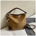 Sac bandoulière vintage en suédine marron avec finitions cuir et breloque perlée - Kaki