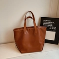 Primer plano de bolso tote marrón oscuro con textura de cocodrilo en relieve y cuero PU - Marrón Amarillento