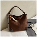 Sac hobo vintage en daim marron foncé avec finitions contrastées et pendentif perlé - Marron
