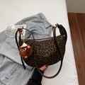 Schultertasche mit Leopardenmuster, Lederriemen und süßem Plüsch-Monster-Anhänger - Braun mit Anhänger