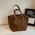 Primer plano de la textura de cocodrilo marrón en un bolso tote grande de mujer - café