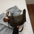 Schultertasche mit Leopardenmuster, braunem Lederriemen und einem Plüschlöwen-Anhänger - Kaffee mit Anhänger
