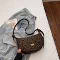 Schicke Hobo-Schultertasche mit Leopardenmuster, Vintage-Metalllabel und verstellbarem Gurt - Braun Ohne Anhänger