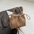Minimalistische beige Falten-Beuteltasche mit verstellbarem Schultergurt für Damen - Khaki