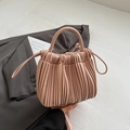 Elegante rosa Falten-Eimertasche aus mattem PU-Leder mit schlankem Schultergurt - Rosa
