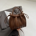 Braune Falten-Beuteltasche mit Rundgriff und verstellbarem Riemen im Minimal-Stil - Braun