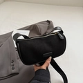 Minimalistische schwarze Wildleder Boston Bag mit verstellbarem Gurt und Logo - Schwarz