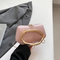 Detalle del mini bolso rosa claro con gran asa de metal dorado y diseño de doble cremallera - Rosa