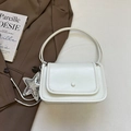 Elegante weiße Leder-Handtasche mit silbernem Sternanhänger und schickem Tragegriff-Design - Weiß