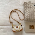 Bolso bandolera blanco en media luna con ribete de cuero marrón y cadena dorada - Blanco