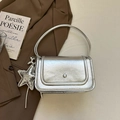 Silberne Metallic-Handtasche mit rundem Metallgriff und Stern-Anhänger Zubehör - Silber