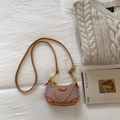 Minibolso bandolera rosa de cuero lichi con cadena dorada y detalles de ribete marrón - Rosa