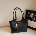 Bolso tote de cuero negro con colgante de cuentas bohemias y cierre de cremallera - Negro (Con Colgante)