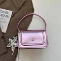 Metallisch-rosa Handtasche im Y2K-Stil mit silbernem Sternanhänger und rundem Griff - Lila