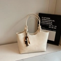 Bolso tote vintage color crema con asa de nudo y colgante decorativo de madera - Blanco roto (Con Colgante)
