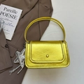Metallisch gelbe quadratische Handtasche mit Sternen-Quastenanhänger und Lackleder-Optik - Gold