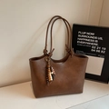 Bolso tote vintage marrón oscuro con borla de cuentas y detalle de correa anudada - Marrón (Con Colgante)