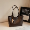 Bolso tote vintage de cuero marrón oscuro con colgante de cuentas y correas finas - Color Café (Con Colgante)