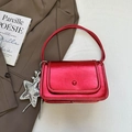 Borsa a tracolla rossa metallizzata con ciondolo a stella argento e cuciture bianche - Rosso