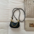 Sac bandoulière demi-lune en cuir noir minimaliste avec chaîne décorative dorée - Noir