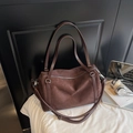 Dettaglio borsa Boston in camoscio testa di moro con finiture argentate e manici in pelle - Marrone