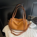 Dettaglio borsa Boston in camoscio marrone con finiture argentate e doppi manici robusti - Marrone