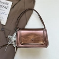 Borsa a tracolla quadrata marrone metallizzato con ciondolo a stella e nappine chic - Marrone