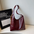Detail of burgundy oversized tote bag in oily leather with bohemian wooden bead tassels - Red with Pendant