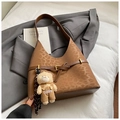 Bolso saco de ante marrón con estampado de leopardo y colgante de oso para mujer - Marrón con colgante