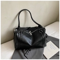 Bolso Boston clásico en cuero PU negro suave con detalles metálicos en color plata - Negro
