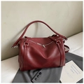 Elegante bolso Boston burdeos en piel sintética vintage con bandolera y cremalleras plateadas - Rojo