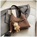 Bolso tote de ante marrón con estampado de leopardo, colgante de oso y hebilla de oro - Café con Colgante