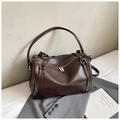 Bolso de hombro minimalista en cuero café oscuro con asas y correa ajustable - Marrón