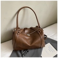 Bolso bandolera vintage marrón de cuero PU con cremallera plateada doble en cama - Marrón