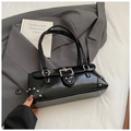 Elegante borsa sottobraccio in pelle verniciata nera con rivetti e fibbia in metallo - Nero