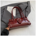Borsa a spalla retrò in pelle verniciata bordeaux con borchie argentate e fibbia in metallo - Borgogna