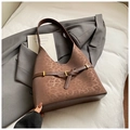 Bolso tote marrón oscuro con estampado de leopardo y hebilla dorada sobre traje - Café sin Colgante