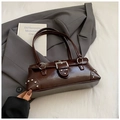 Borsa sottobraccio in pelle lucida marrone scuro con borchie argentate stile Y2K - Marrone
