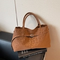 Braune Handtasche aus Wildlederimitat mit dezentem Leopardenmuster und Schnalle - Leopardenbraun