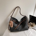 Sac cabas vintage en daim gris foncé avec bandoulières marron et charm ours en peluche - Noir (avec pendentif)