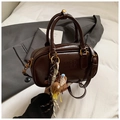 Mini bolso Boston marrón de cuero con relieve MIRA MIRA y colgante de osito suave - Café (Con Colgante)