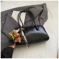 Sac bowling noir brillant pour femme avec forme rectangulaire et charms en peluche - Noir avec pendentif