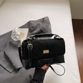 Bolso vintage negro con solapa de ante, cuero acolchado y cierre de metal dorado - Negro