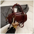 Bolso de mano minimalista rojo oscuro en cuero con logo MIRA MIRA y colgante oso - Rojo (Con Colgante)