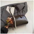 Sac bowling vintage marron foncé en cuir verni brillant avec pendentif ours en peluche - Café avec Pendentif