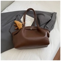 Dunkelbraune Handtasche aus Leder mit Lychee-Muster, langen Riemen und Plüsch-Anhänger - Kaffee mit Anhänger